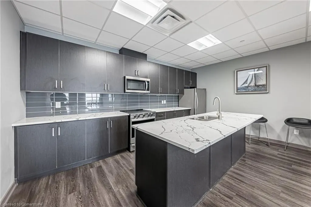 81 Robinson Street, #302