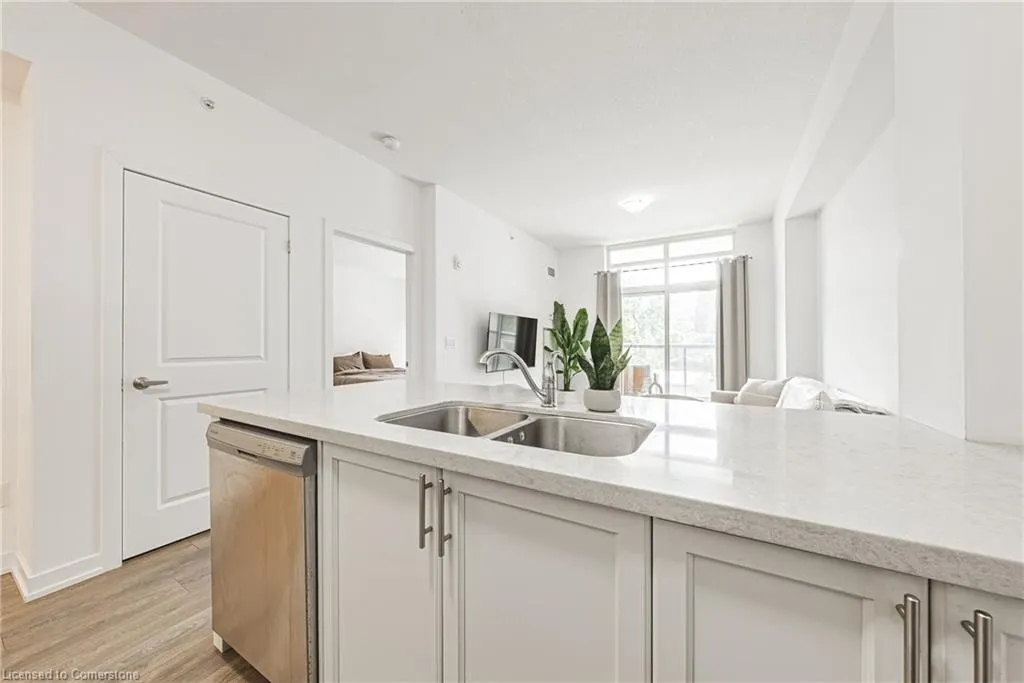 81 Robinson Street, #302