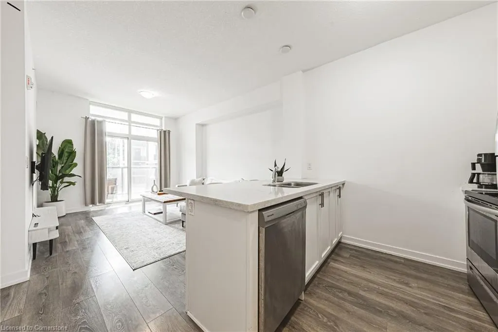 81 Robinson Street, #302