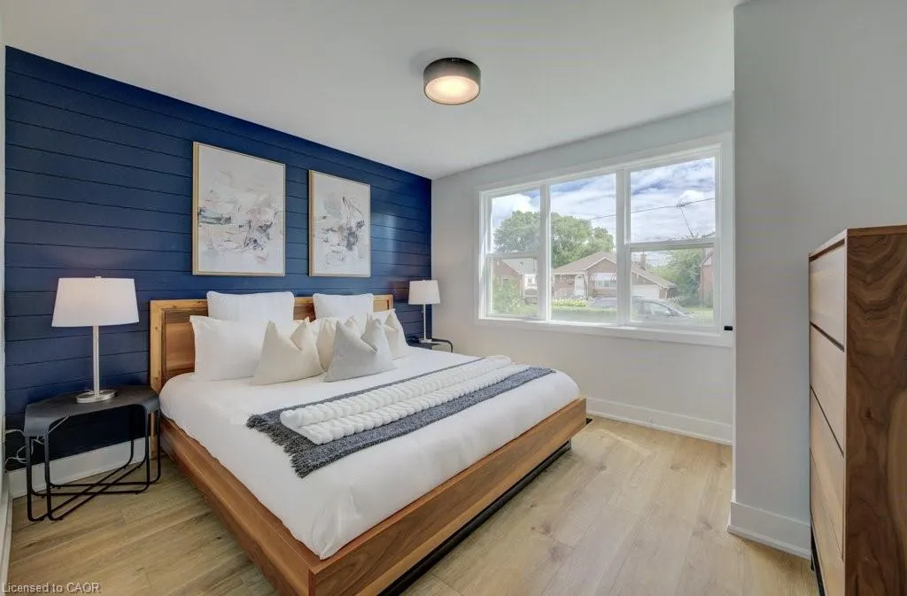 28 Barons Avenue S