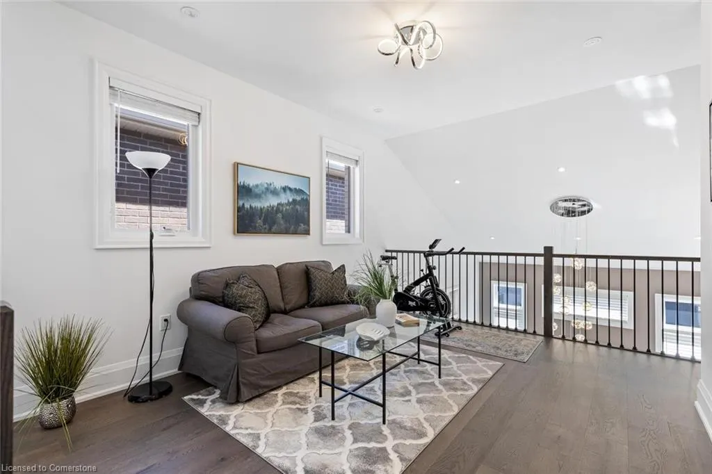 1467 Everest Crescent