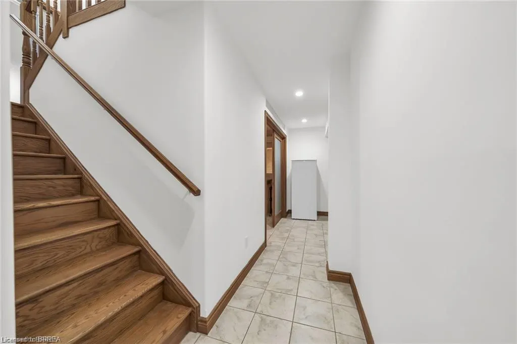 38 Grand River Street S