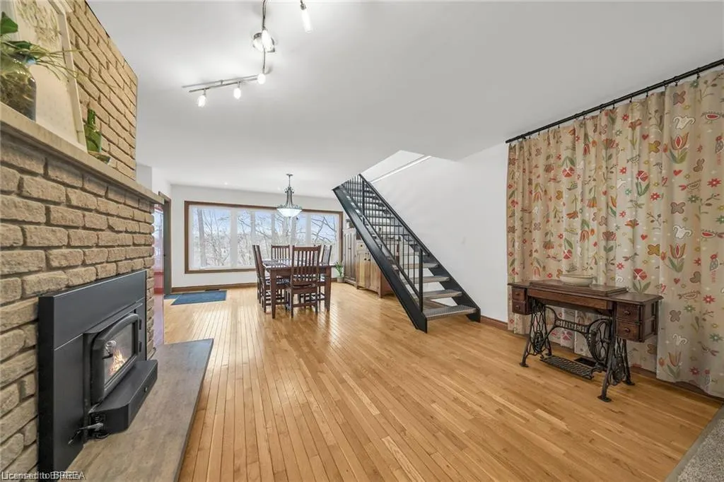 38 Grand River Street S