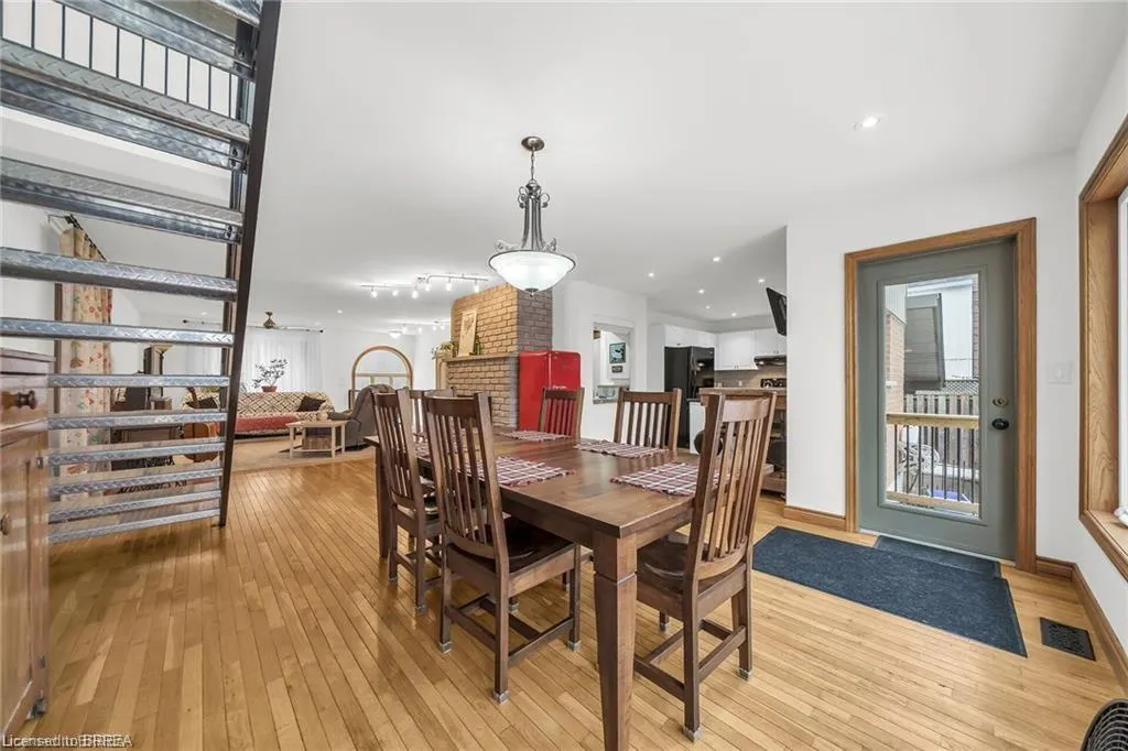 38 Grand River Street S