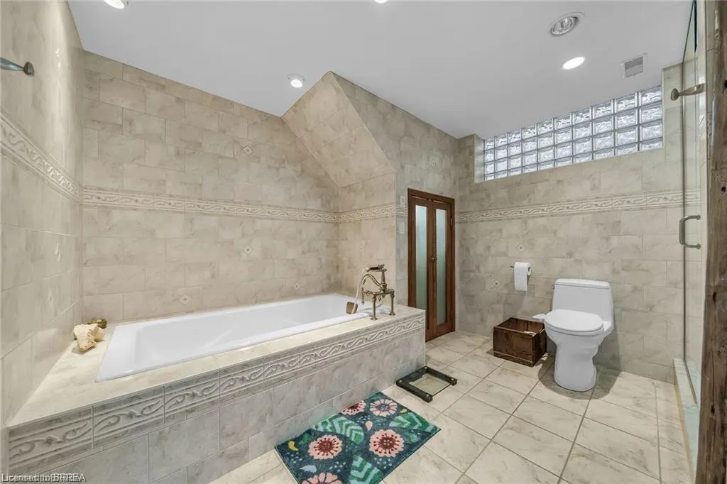 38 Grand River Street S