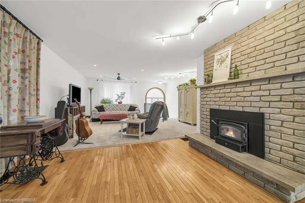 38 Grand River Street S