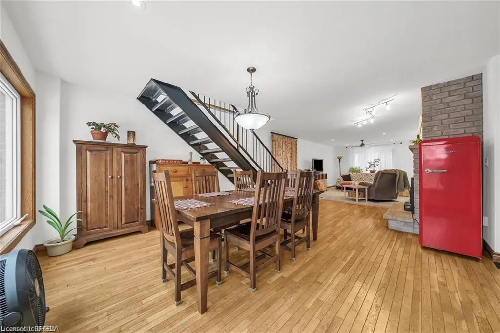 38 Grand River Street S