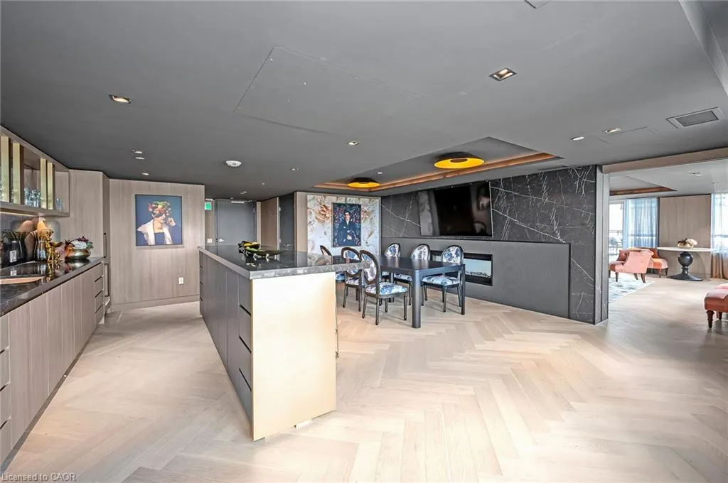 395 Dundas Street, #718