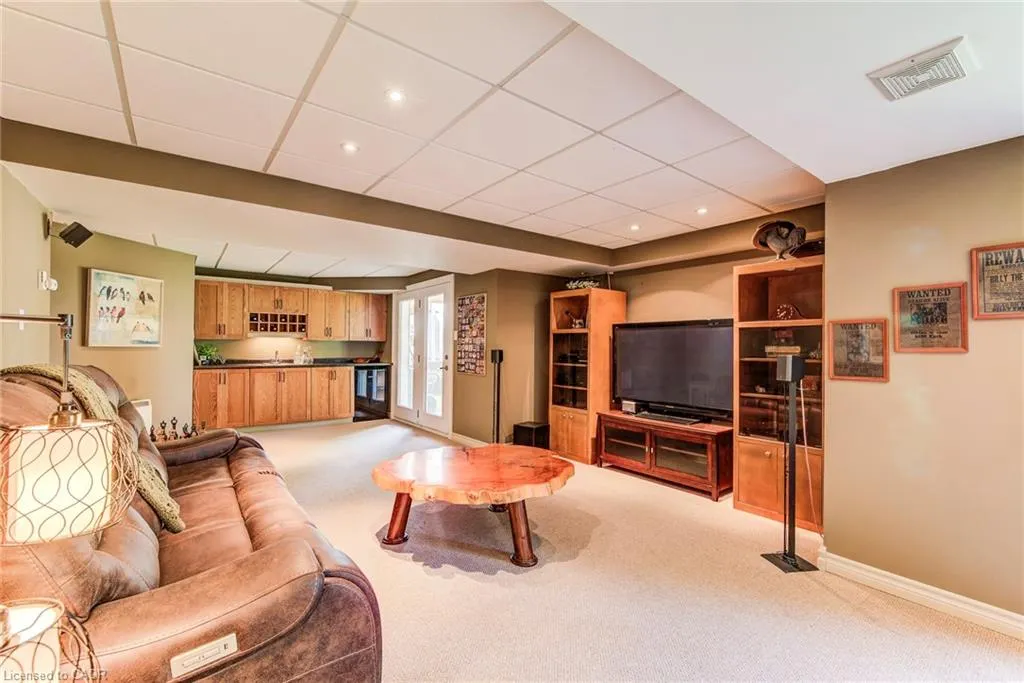 33 Tinatawa Court