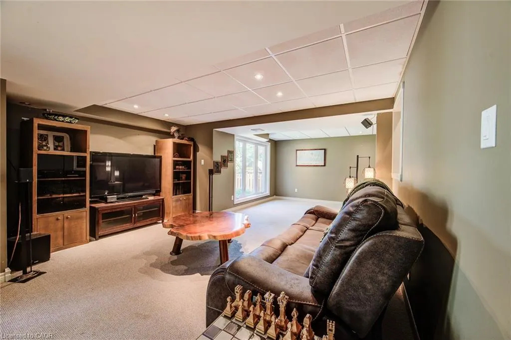 33 Tinatawa Court