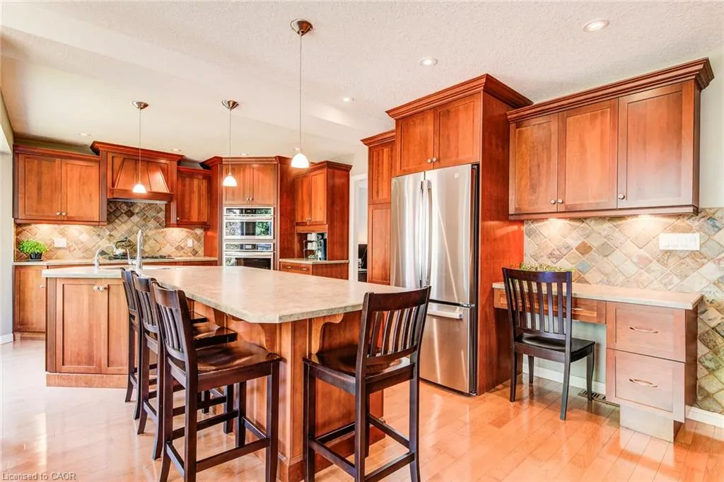 33 Tinatawa Court