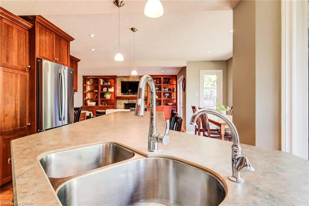 33 Tinatawa Court