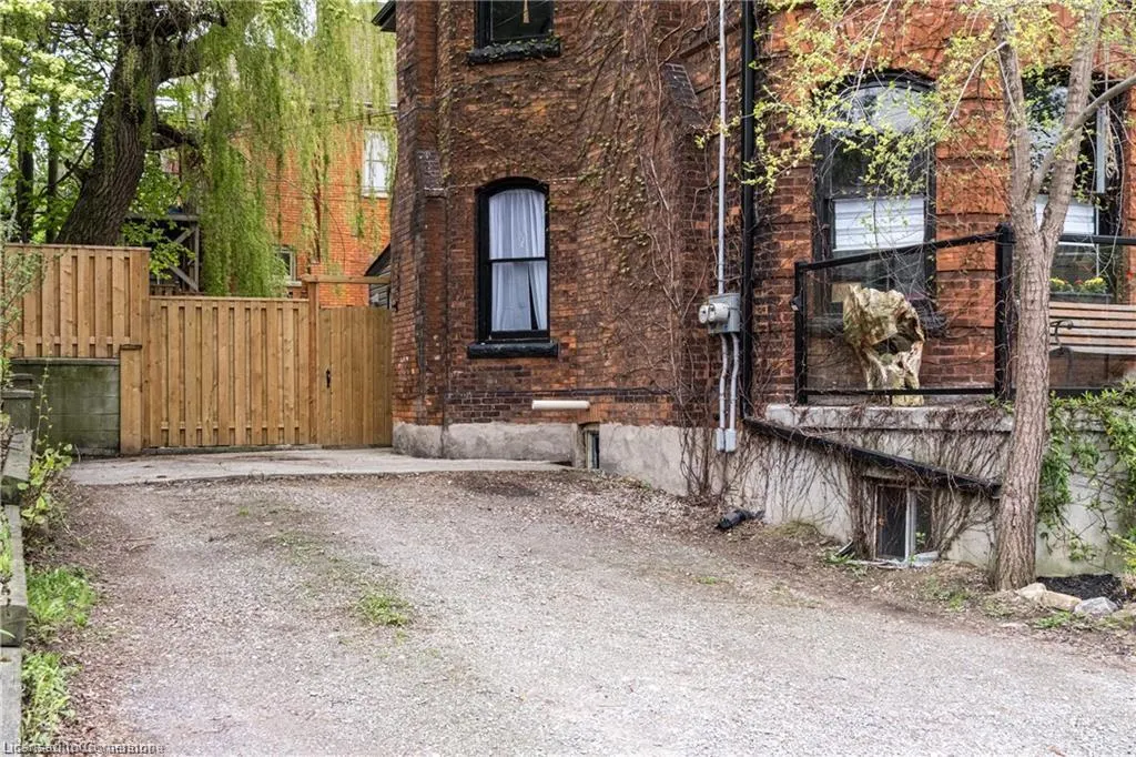 177 Charlton Avenue W
