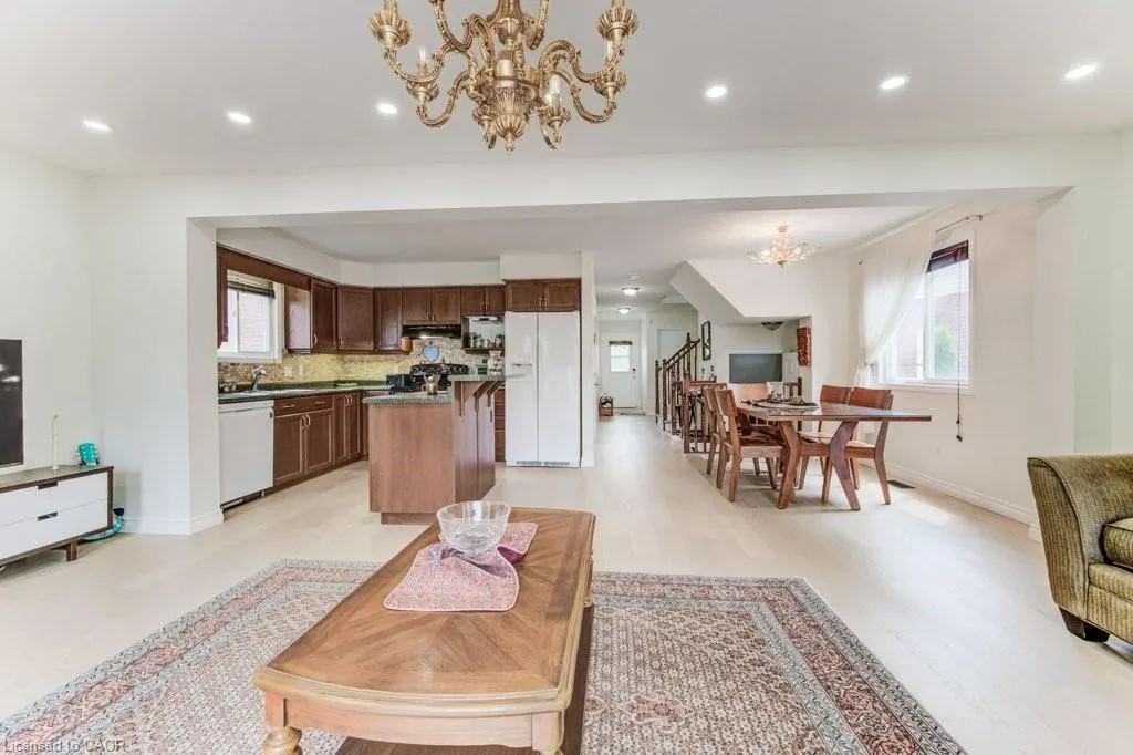 220 Lemon Grass Crescent