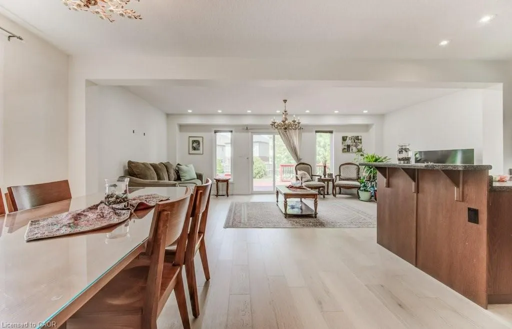 220 Lemon Grass Crescent
