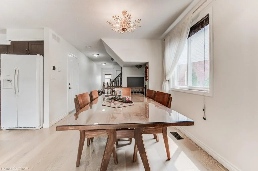 220 Lemon Grass Crescent