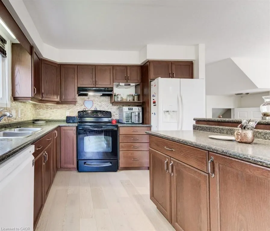 220 Lemon Grass Crescent