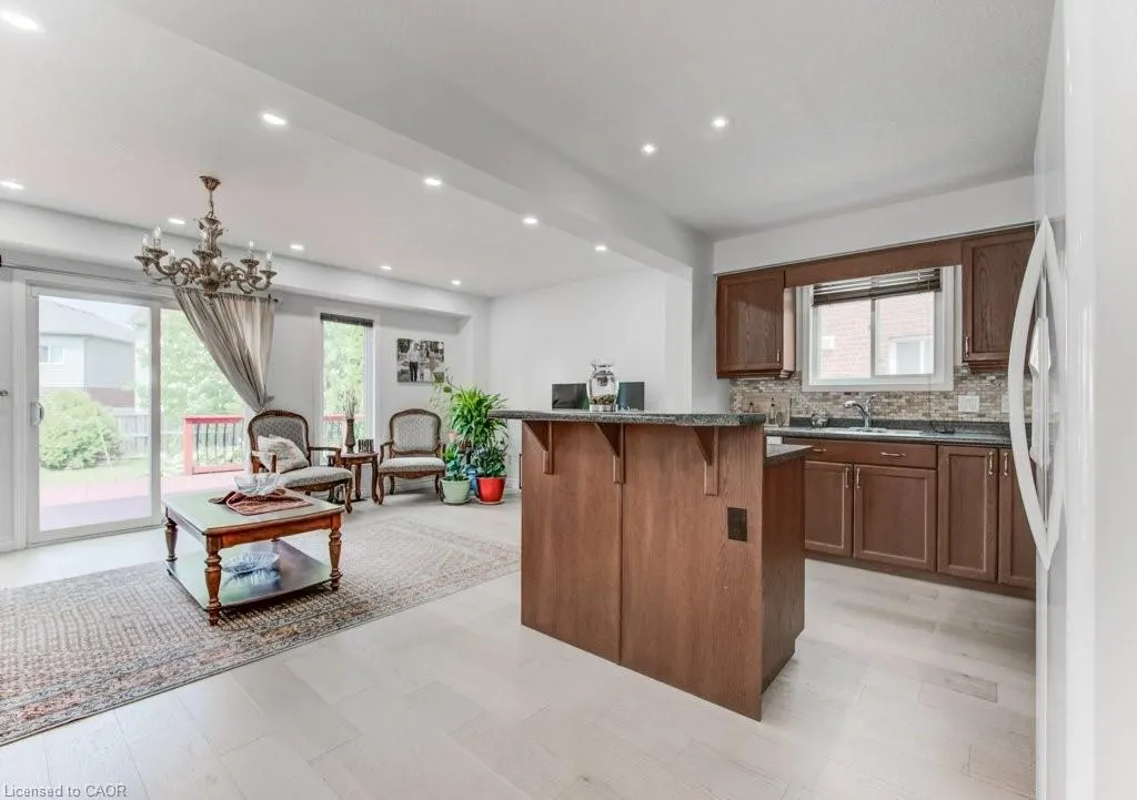 220 Lemon Grass Crescent
