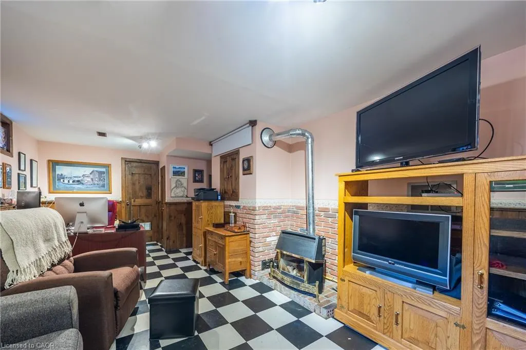 143 St James Street S