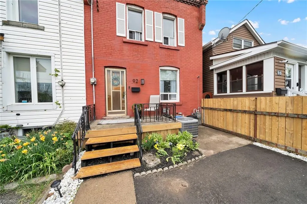 92 Glendale Avenue N