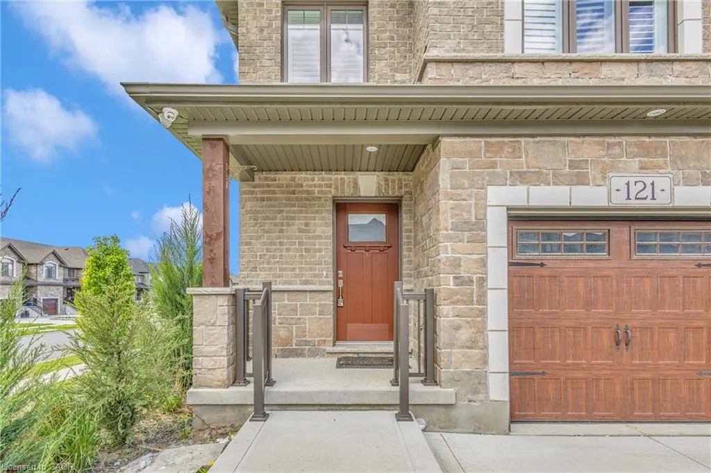 121 Hollybrook Trail