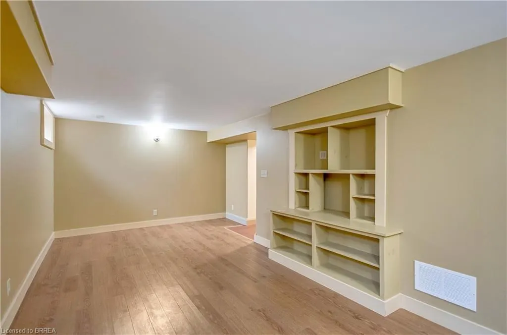 25 Broadway Street E