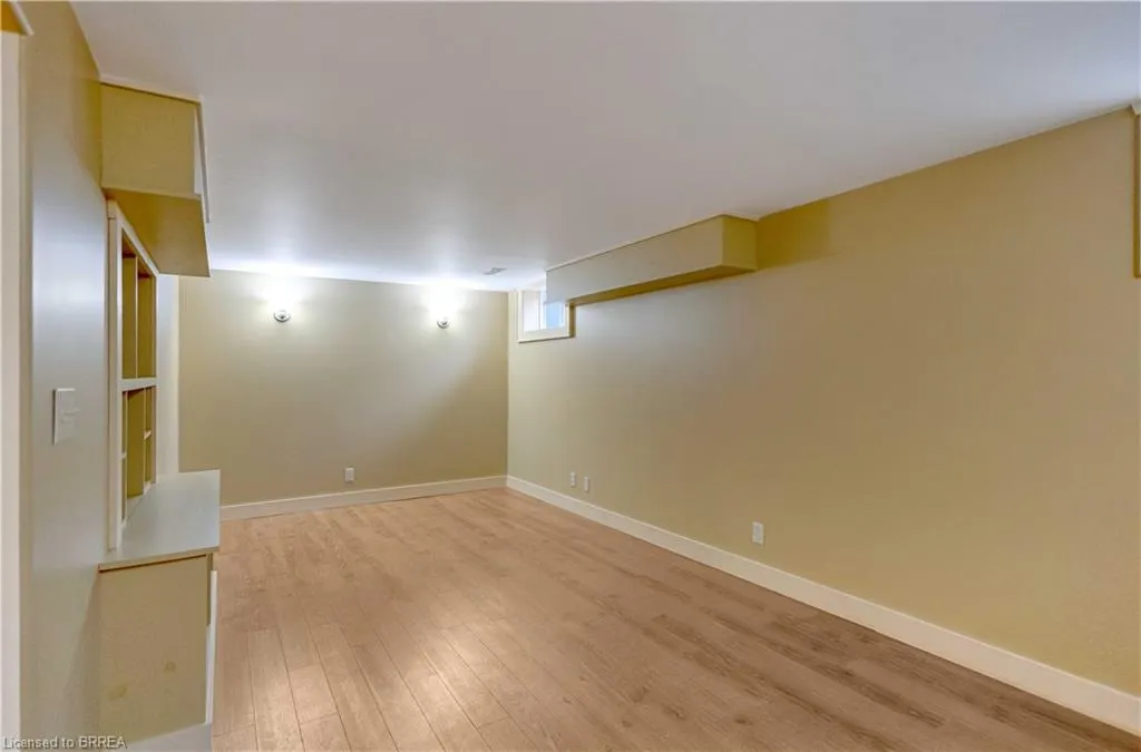 25 Broadway Street E