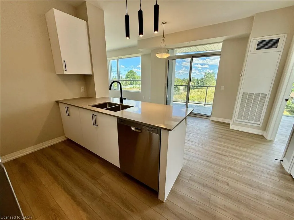 120 Springvalley Crescent, #102