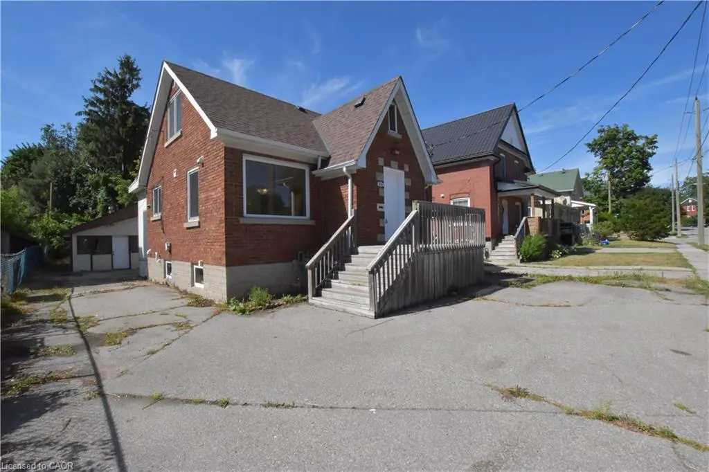 238 Lowther Street N