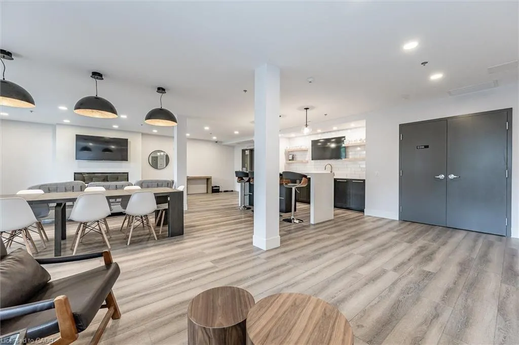 110 Fergus Avenue, #423