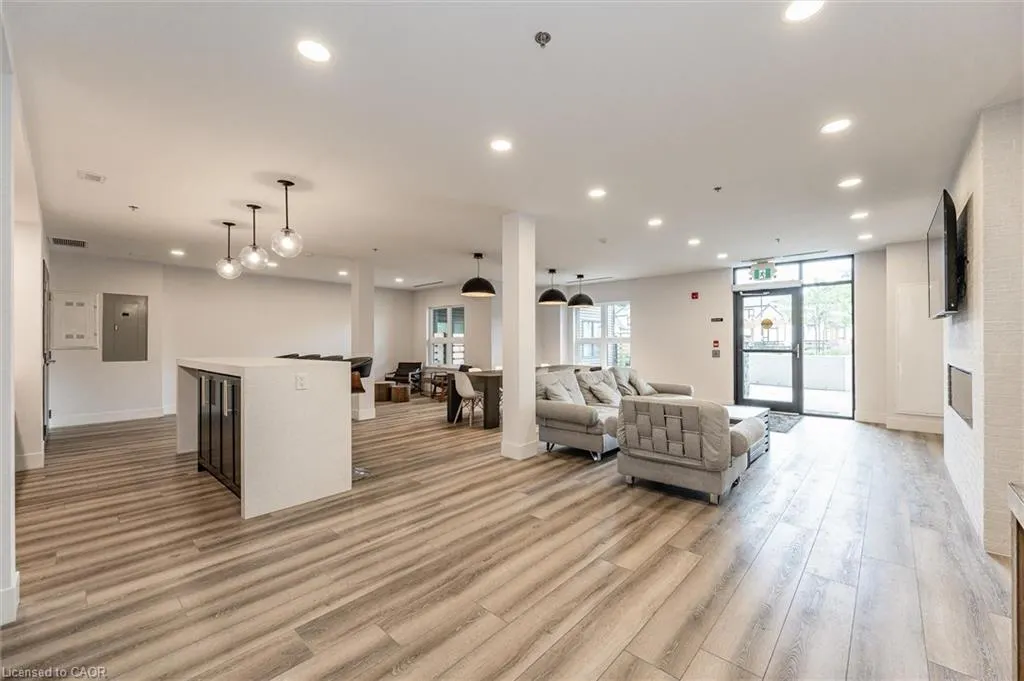 110 Fergus Avenue, #423