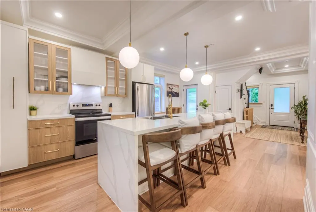 102 William Street W