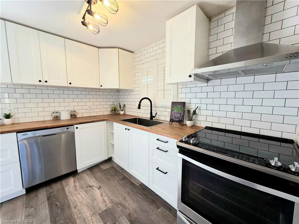 995 Elgin Street N