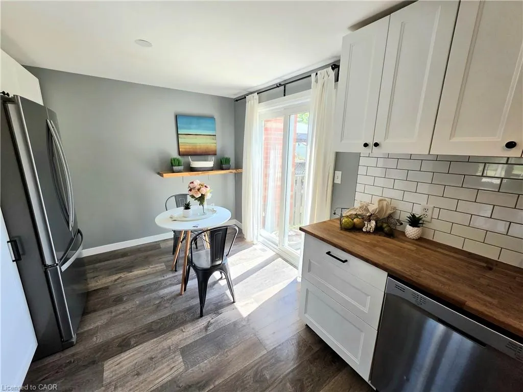 995 Elgin Street N