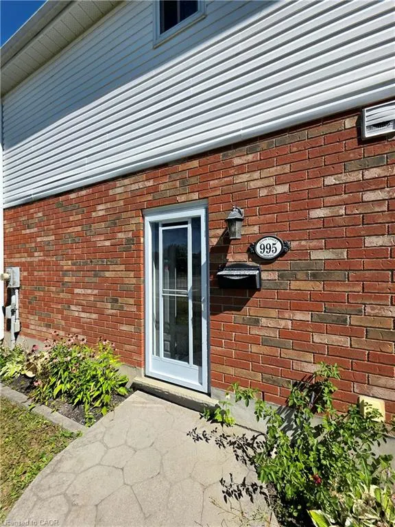 995 Elgin Street N