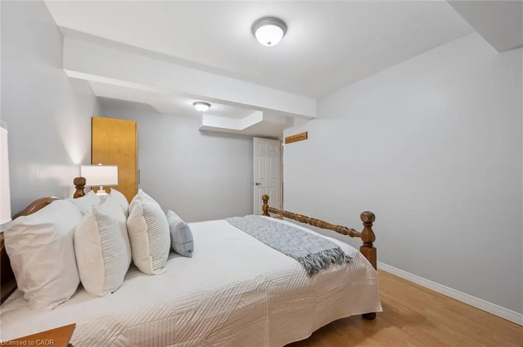 27 Oakridge Crescent