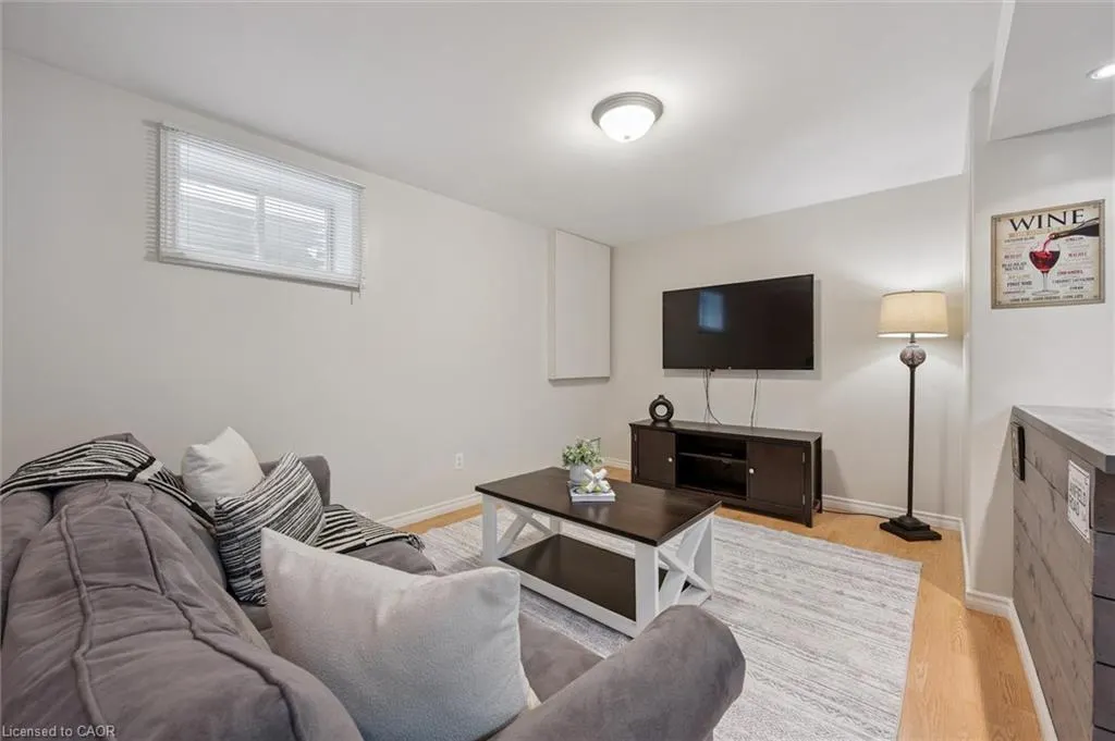 27 Oakridge Crescent