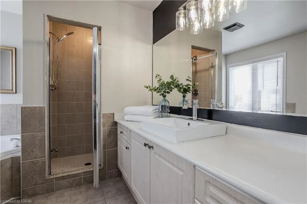 2214 Kenneth Crescent