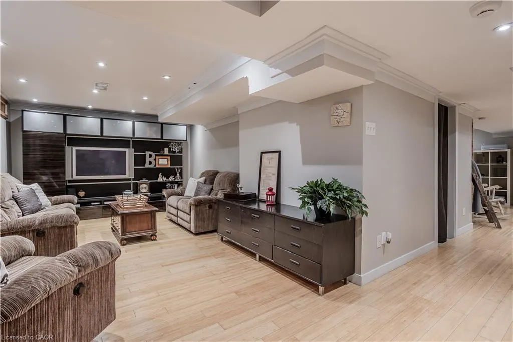 2214 Kenneth Crescent