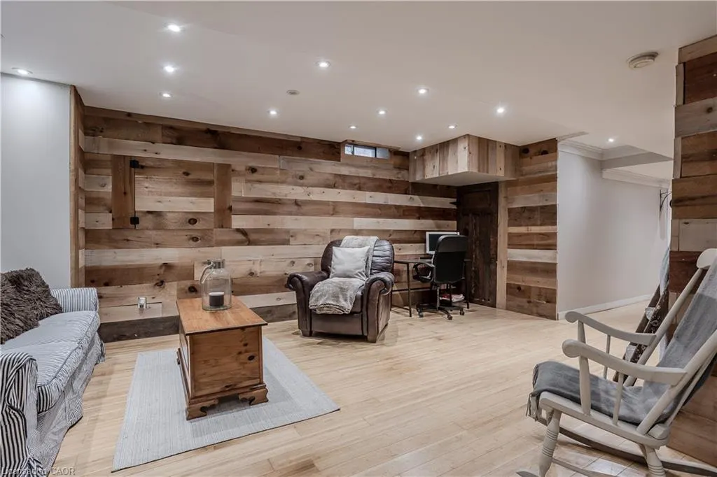2214 Kenneth Crescent