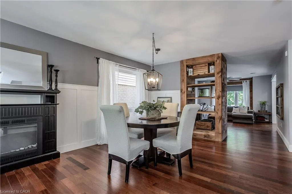 2214 Kenneth Crescent