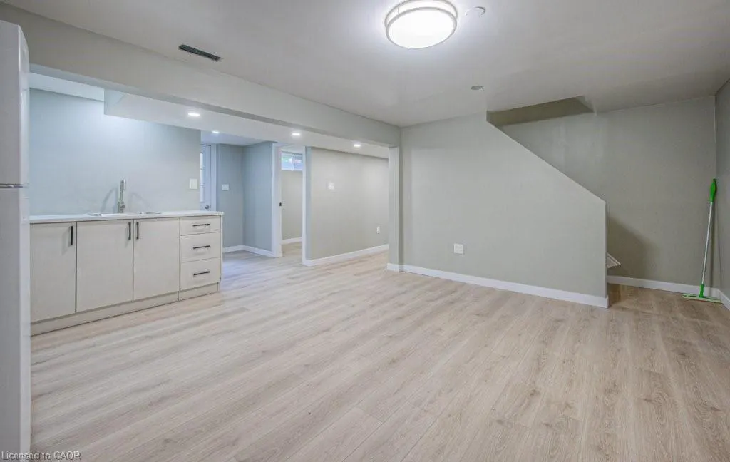 5 Alison Avenue
