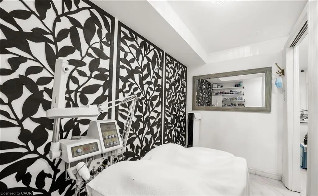 559 Lakeshore Road E