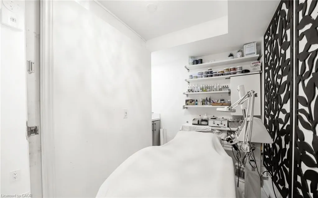 559 Lakeshore Road E