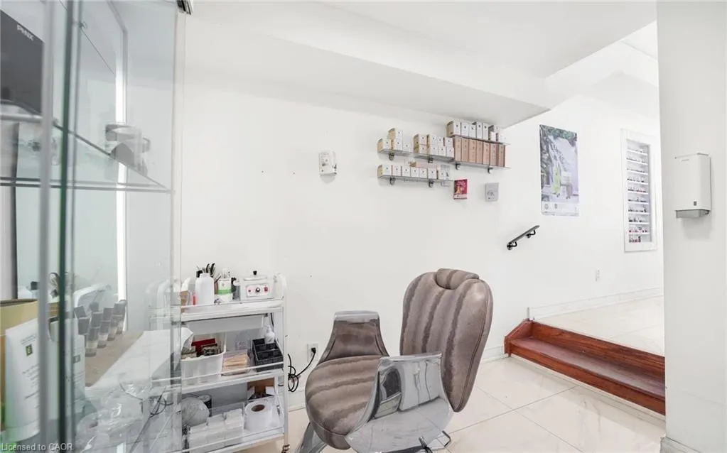 559 Lakeshore Road E