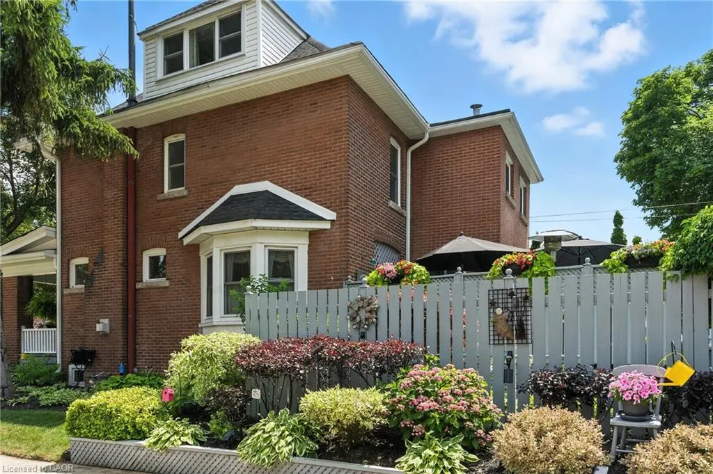 98 Kensington Avenue S
