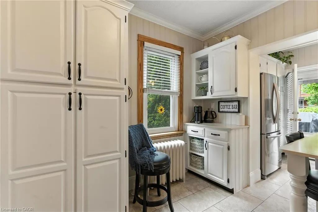 98 Kensington Avenue S