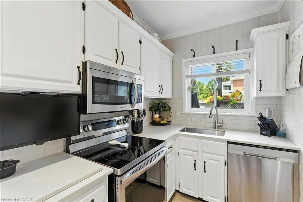 98 Kensington Avenue S