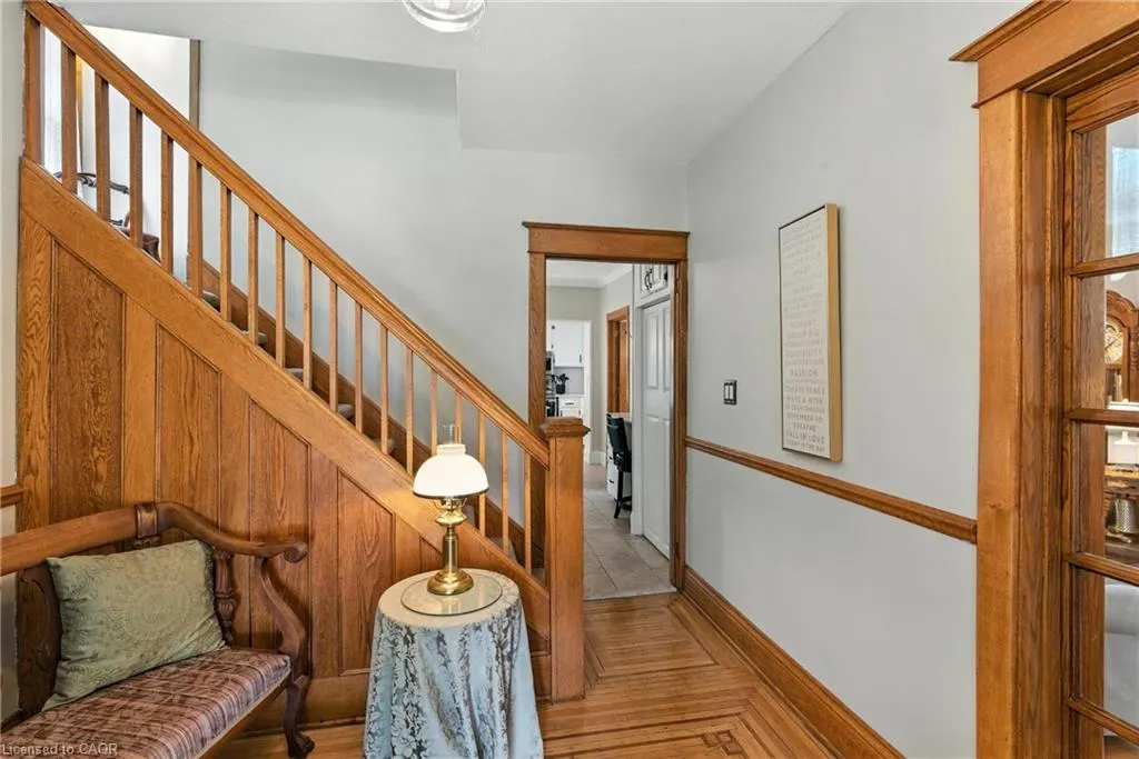 98 Kensington Avenue S