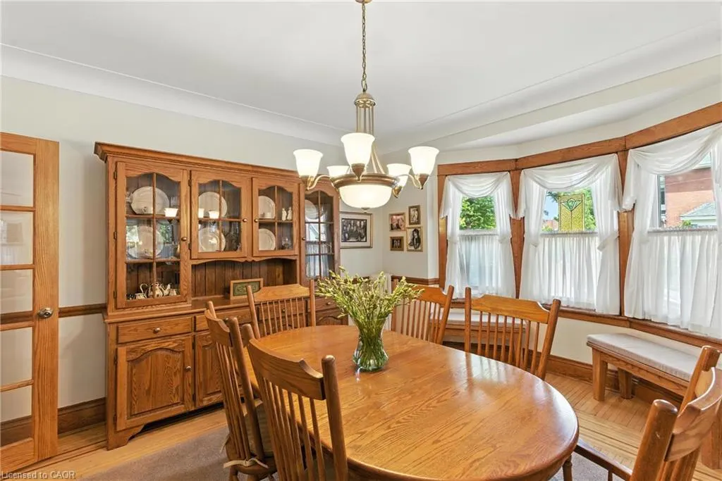 98 Kensington Avenue S